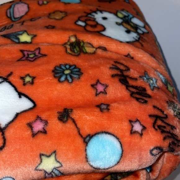 Hello Kitty Cloud Throw - Picture 4 of 5